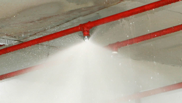 Com o sistema de chuveiros automáticos, os focos de incêndio são controlados com água. Assim limitando a propagação das chamas, além de proporcionar uma rota de fuga segura no trajeto dos corredores até a escada de emergência ou saída definitiva do imóvel.