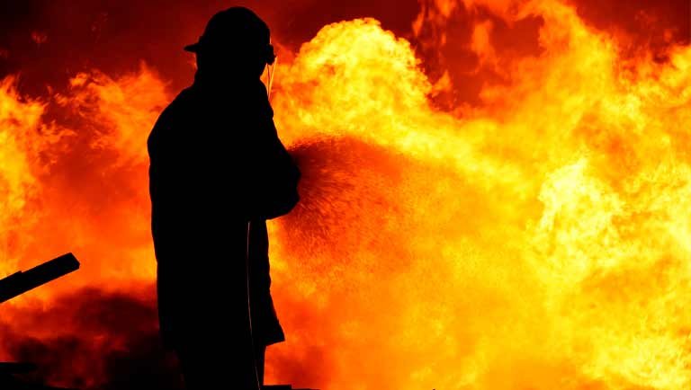 Um incêndio e rapidamente alastrado Os sprinkles são os primeiros que chegam no local afetado